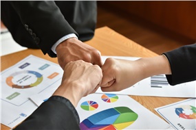 湖南新能源產(chǎn)業(yè)協(xié)會與華遠(yuǎn)實(shí)業(yè)共商新能源發(fā)展大計